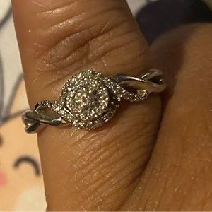 Size 7 10K White Gold Womens Round Diamond Solitaire Twist Ring 1/6-Carat